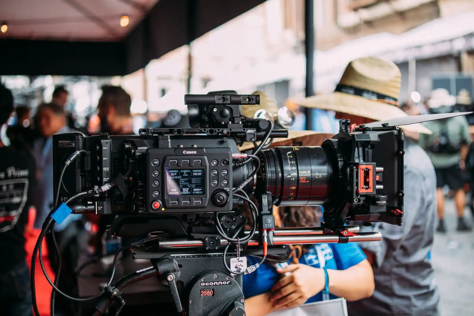 Fabrika içinde profesyonel sinema kamerası